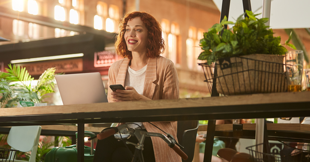 Fotografija ženske, ki piše življenjepis